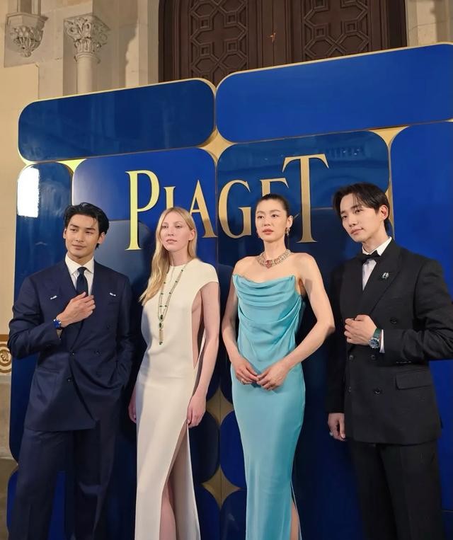 同一天，宋慧乔穿粉裙光彩照人，全智贤穿蓝裙干瘦显老，对比明显