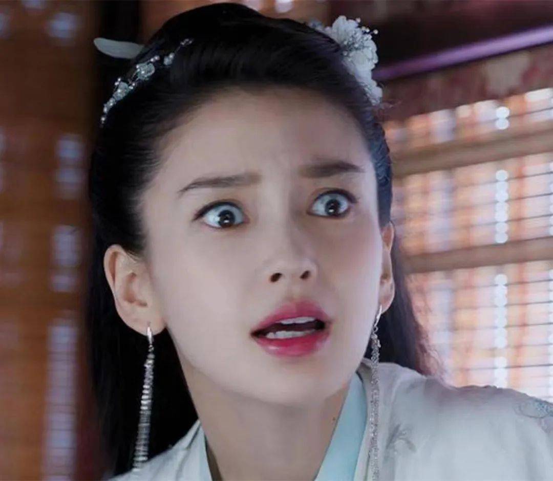 落毛凤凰不如鸡！吃完黄晓明“红利”的杨颖，又回到了她的\怪圈\