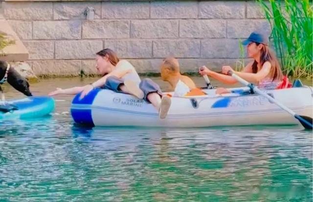 孙怡亮马河划船被偶遇,长发飘飘戴着棒球帽,皮肤白皙少女感十足