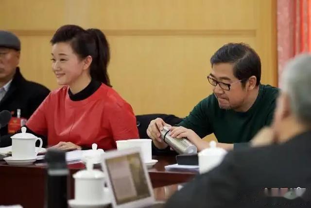 58岁宋祖英罕见露面，短发造型惊艳，皮肤光泽Q弹，岁月不败美人