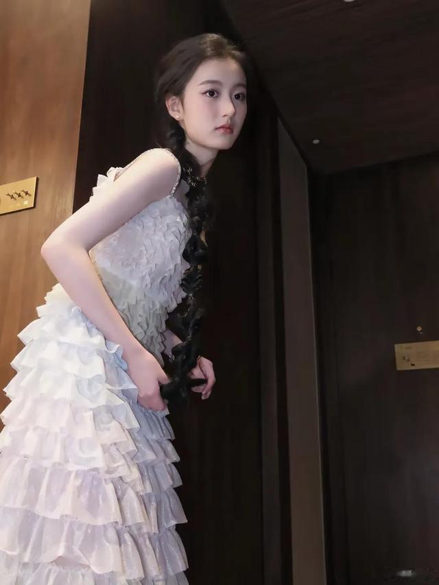 不敢相信才15岁的裴佳欣就如此粉嫩诱惑！她家里人支持吗？