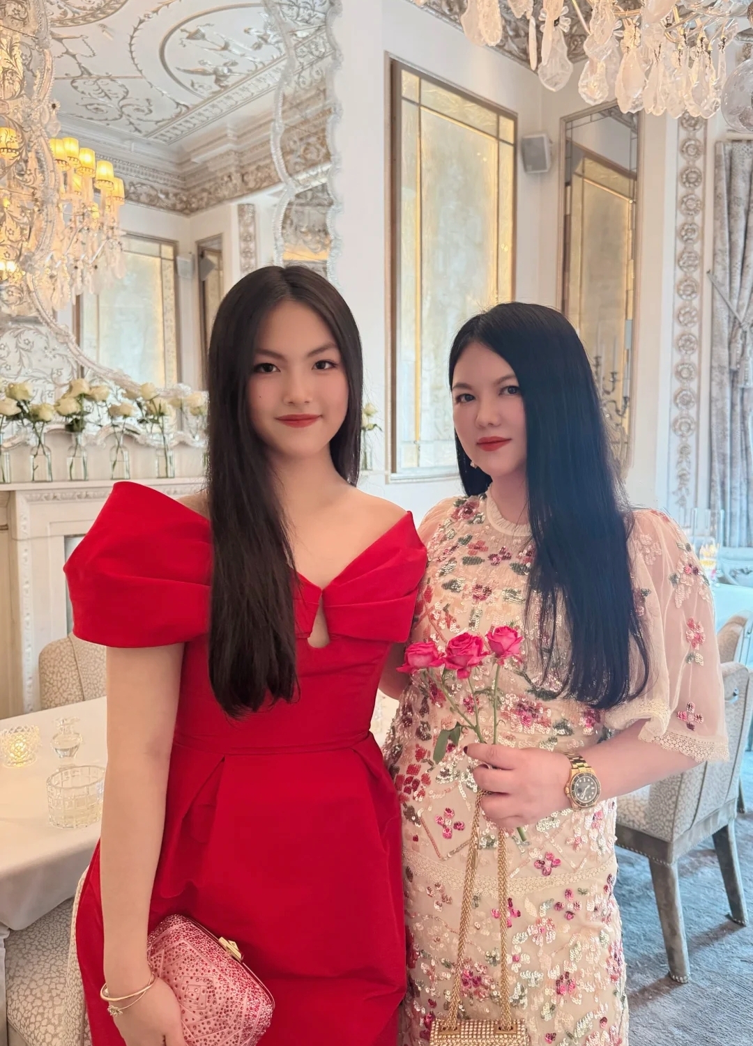 杜海涛李湘英国聚餐，海涛送王诗龄贺卡庆生 ，李湘大肚腩比他还胖