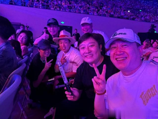 岳云鹏演唱会现场，成德云社团建打卡地，轮番支持，师兄弟真给力