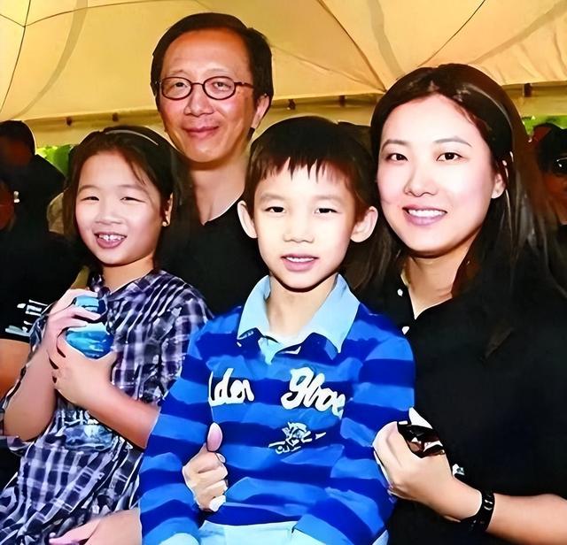 恩爱了23年，73岁的梁锦松开始衰老萎缩，47岁的伏明霞还风韵犹存