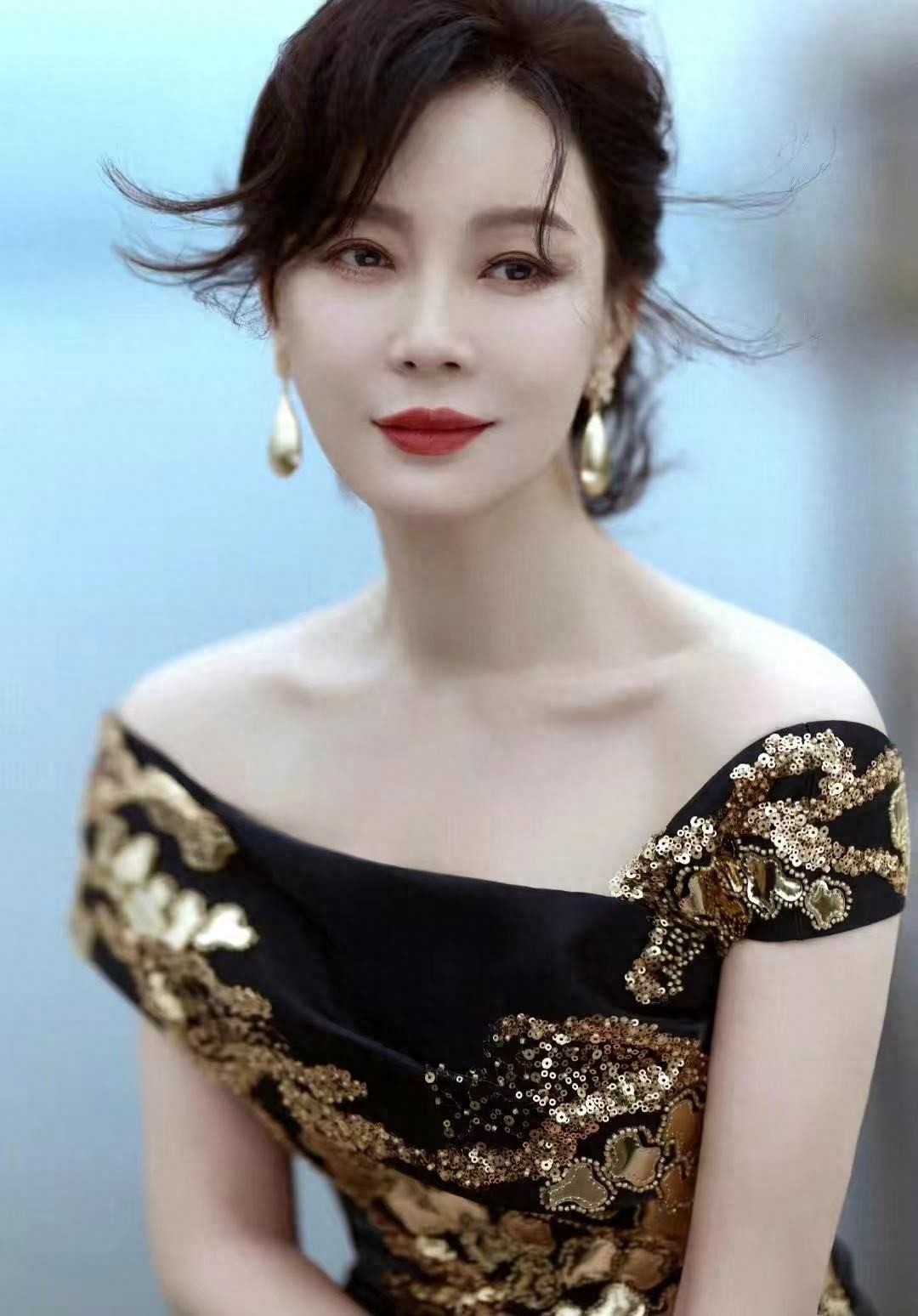 陈数化妆前后差距惊人,细眉小眼双目无神,鼻孔外露显平凡长相