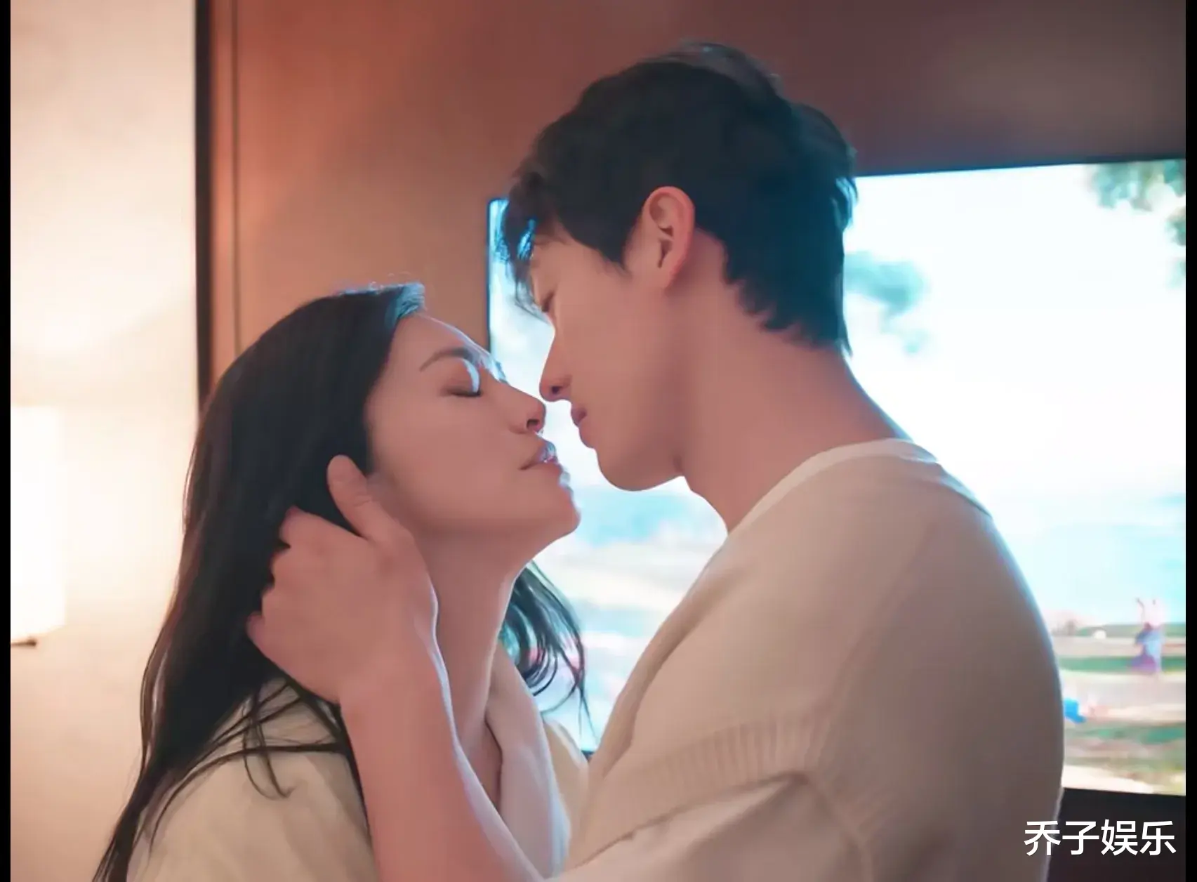 同演“老牛吃嫩草”，把45岁姚晨与38岁刘亦菲放一起看差别出来了