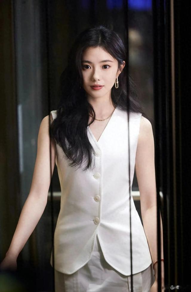 刘浩存白色系穿搭