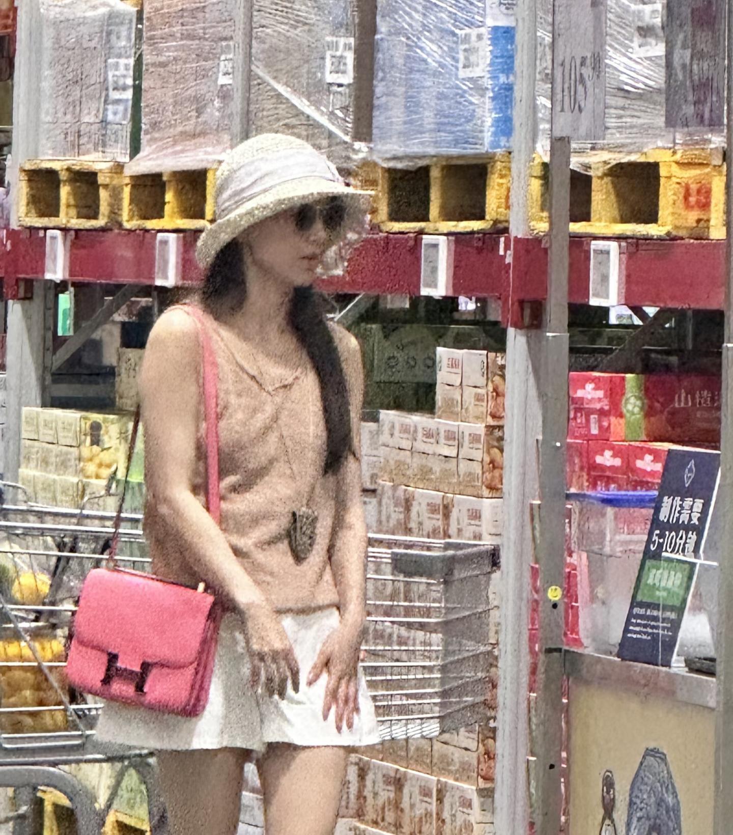 超市偶遇黄圣依,长发飘飘很美,42岁年纪25岁脸,离开杨子太对了