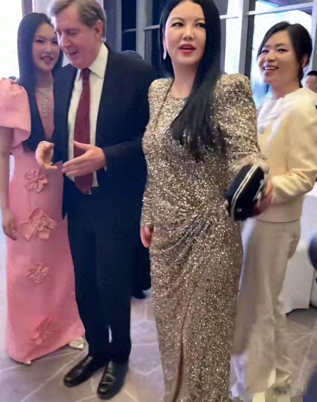 李湘瘦好多！带王诗龄哈尔滨参加活动！母女俩又瘦又薄，反差很大