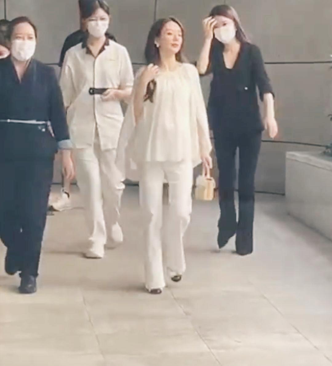 方媛现身百万月子中心,一帮工作人员围着她转!郭富城将休假陪同