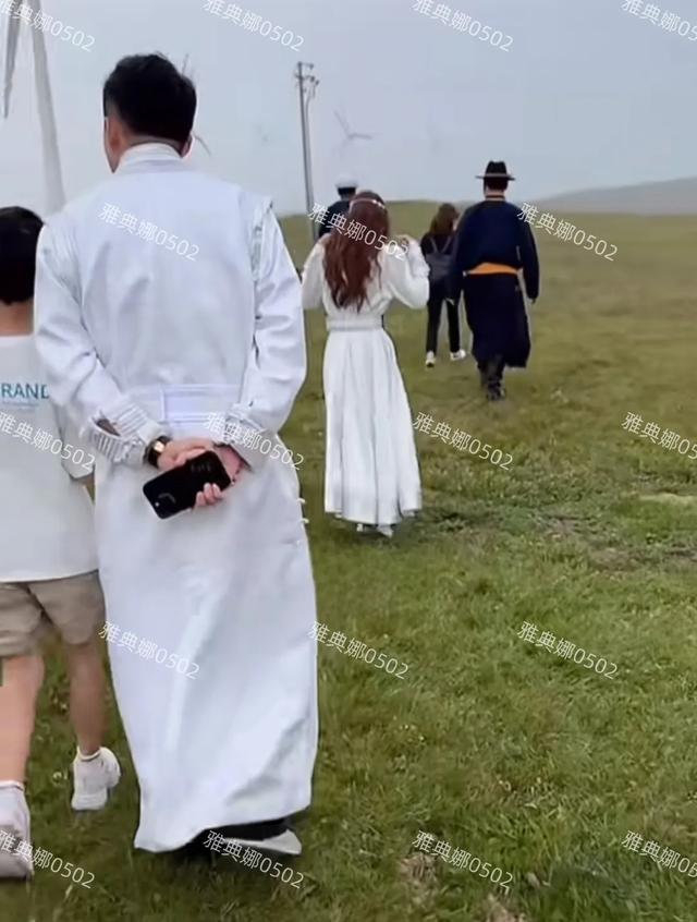 汪小菲兑现承诺带一对儿女到内蒙大草原,小玥儿的背影像极了大S!