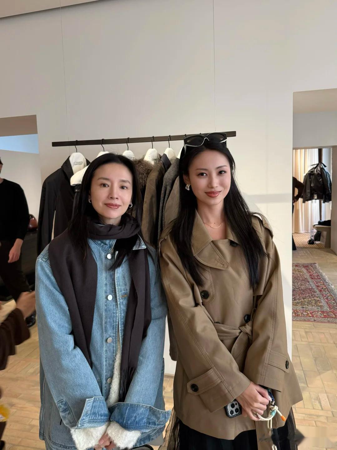 董洁现身法国,苹果肌下垂嘴唇乌黑,素颜和朋友吃饭一脸冷漠