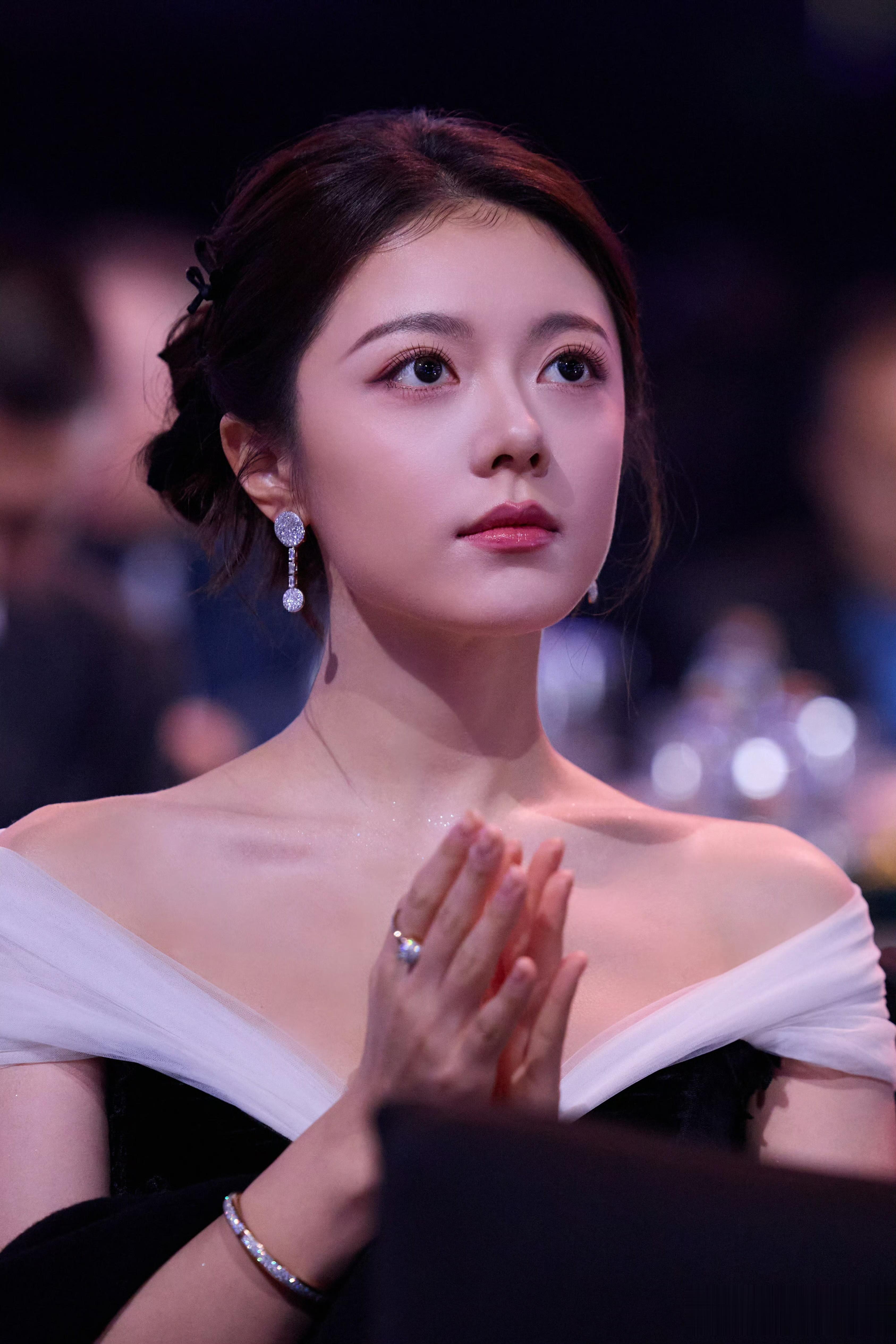 赵今麦 爱奇艺尖叫之夜，大气骨相美与惊艳造型成为焦点。