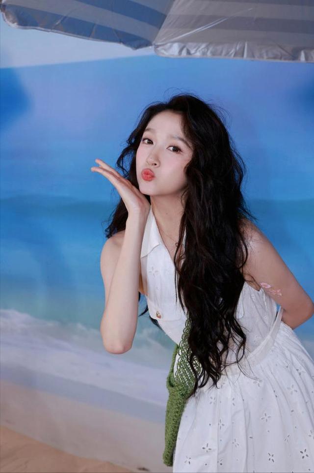 鹿晗社交平台解封，关晓彤更新动态，她仅用一个举动，表明了态度