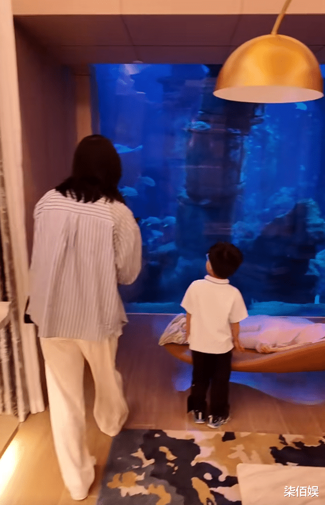 朱丹带娃度假，女儿掉牙流血，弟弟第一个跑去关心，姐弟感情真好