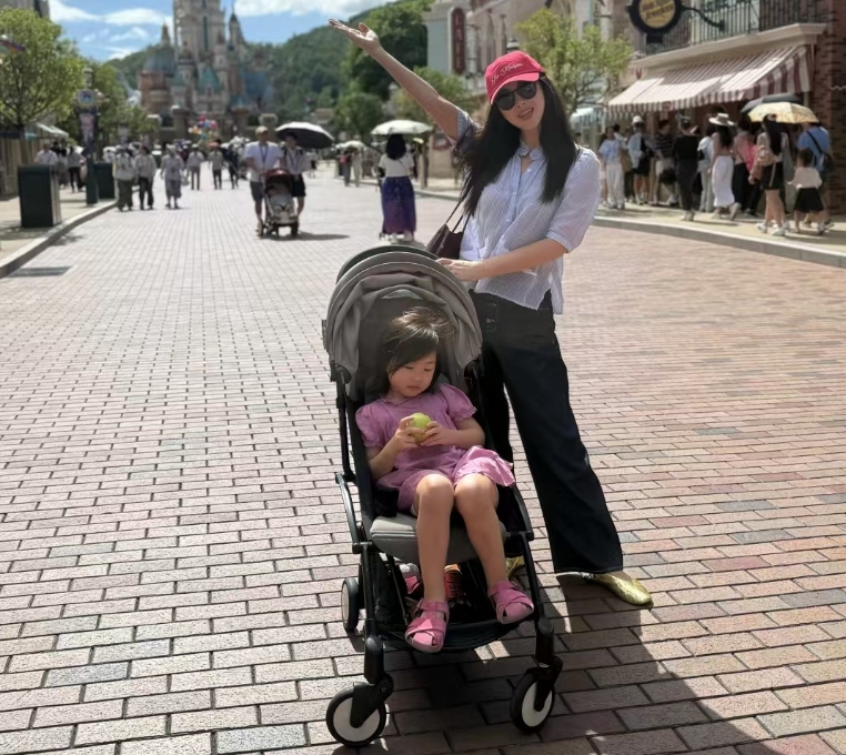 朱珠带女儿迪士尼庆生,4岁珠宝过足公主瘾,暴风抽高好漂亮