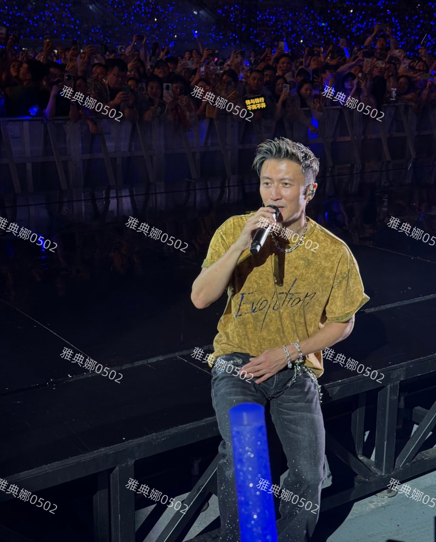谢霆锋广州演唱会好燃，45岁的他年轻帅气就是个子太矮了腿太短了
