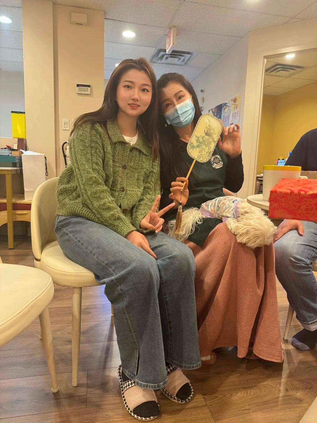 58岁王祖贤健身房运动，举铁戴口罩眉头紧皱，肚大如箩真该减肥了