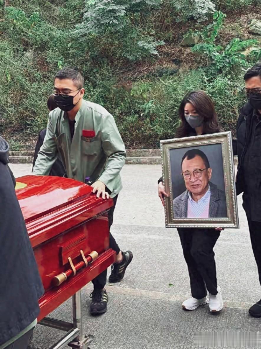 哭到变形!佘诗曼双眼红肿欧阳震华表情失控,全港星送别许绍雄!