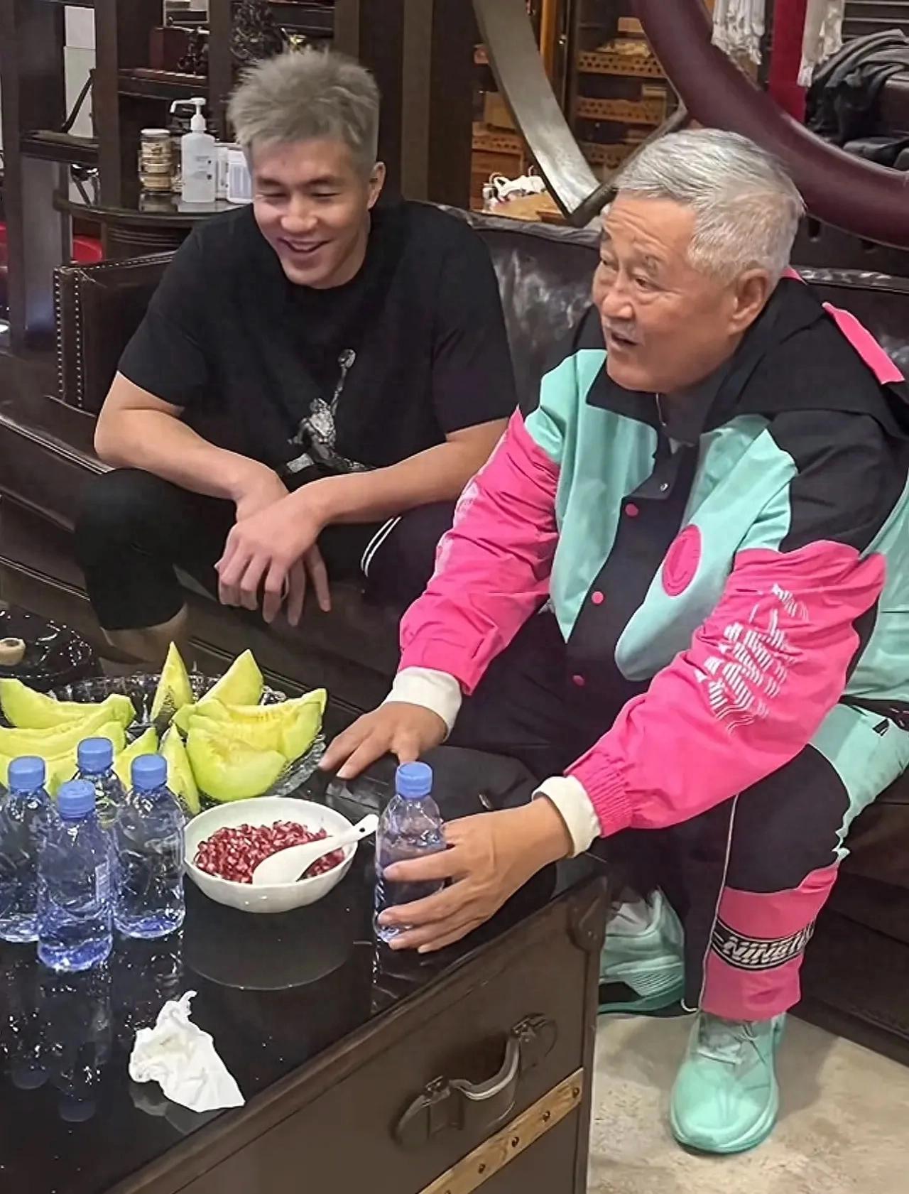 赵大牛举办篮球赛，郭艾伦与赵本山同框，老赵运动服引发争议