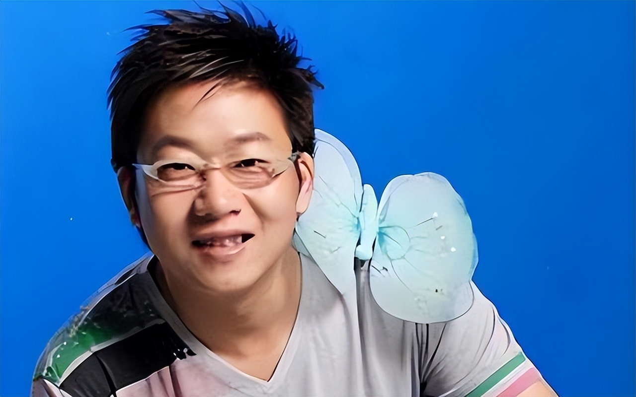 他曾是央视主持,却因“任性”引起领导不满,今54岁在街头当吃播