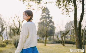 实习生在团建聚餐上把同事的股票改成垃圾股，提前看到弹幕的我却冷眼旁观他们全员破产