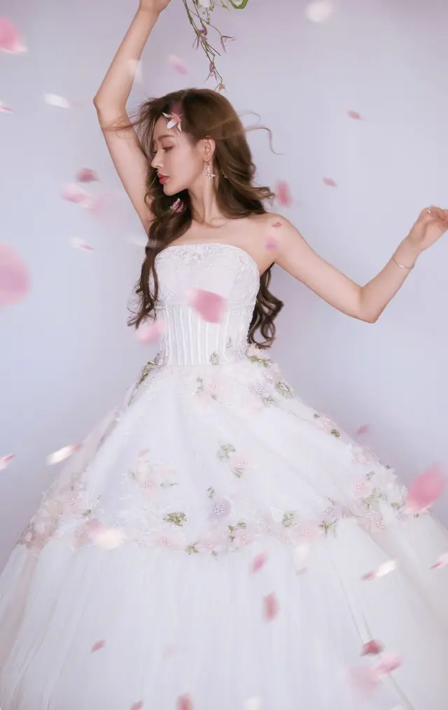 张天爱：御姐大波浪，拿捏你的心