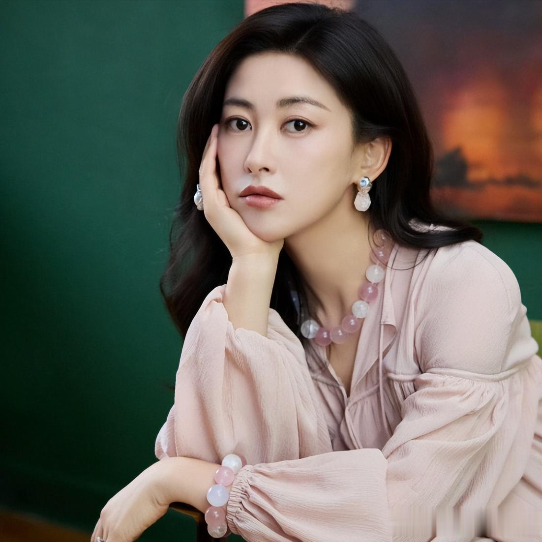 朱珠和老公在新加坡路边等车,她的老公身材高大,长相英俊。