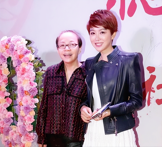 39岁姜妍在北京逛街，行长老公露面清爽帅气，两人身高相貌都般配