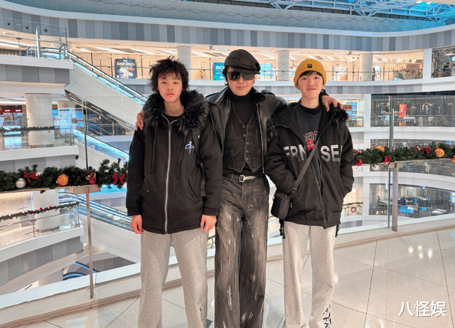 63岁马景涛回绥中祭祖，独自逛早市买一兜爆米花，过着普通人生活