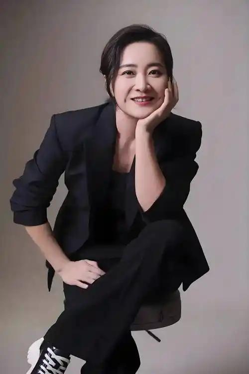 43岁贾玲晒近照，与汪顺打网球回应“复胖”，徐峥的话应验了