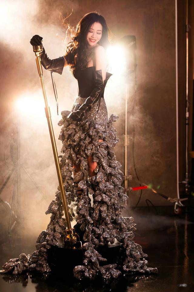 张靓颖过了四十岁穿的越来越大胆了豁出去了!放飞自我了属于是