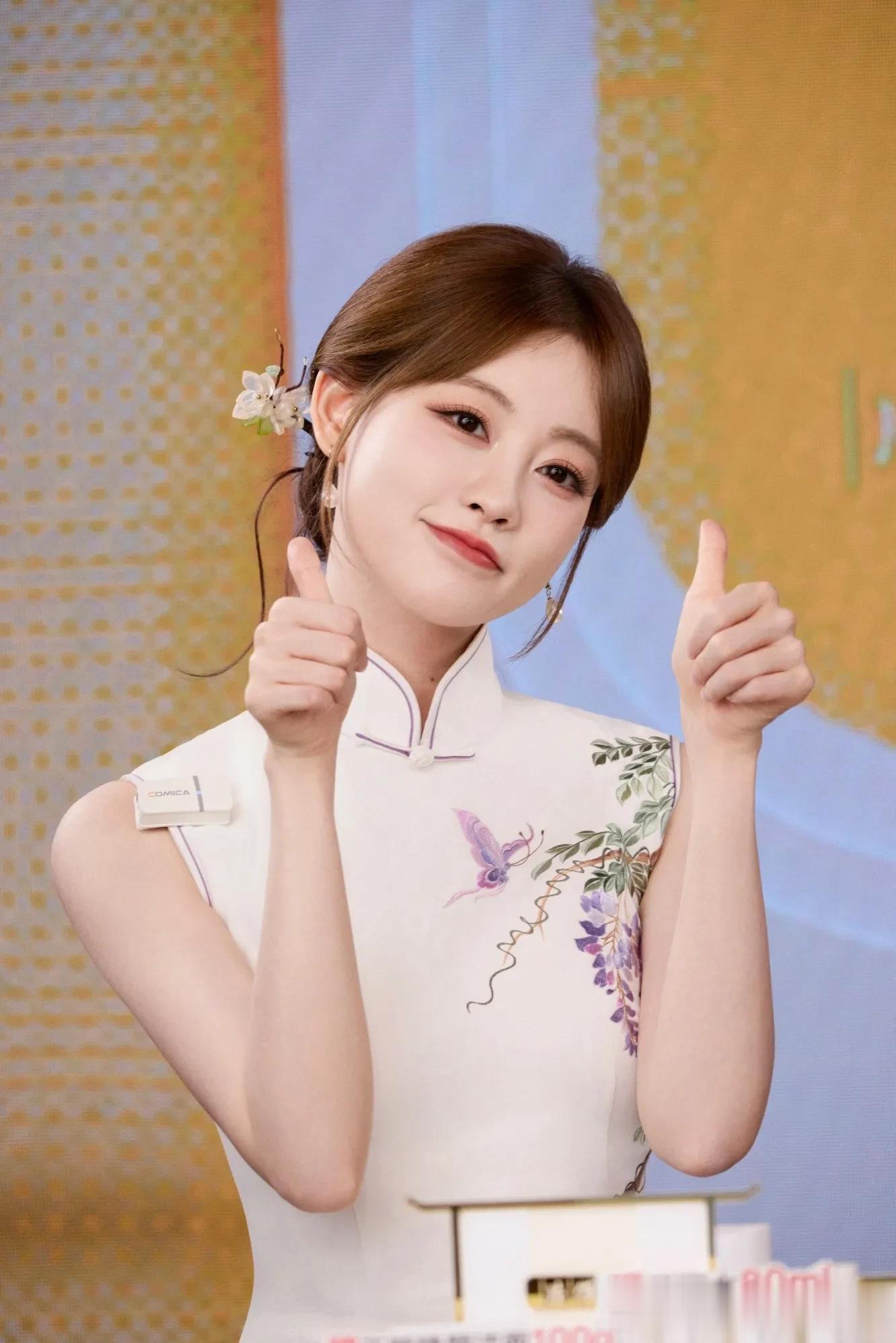 祝绪丹旗袍配高跟鞋,古韵与时尚的交融