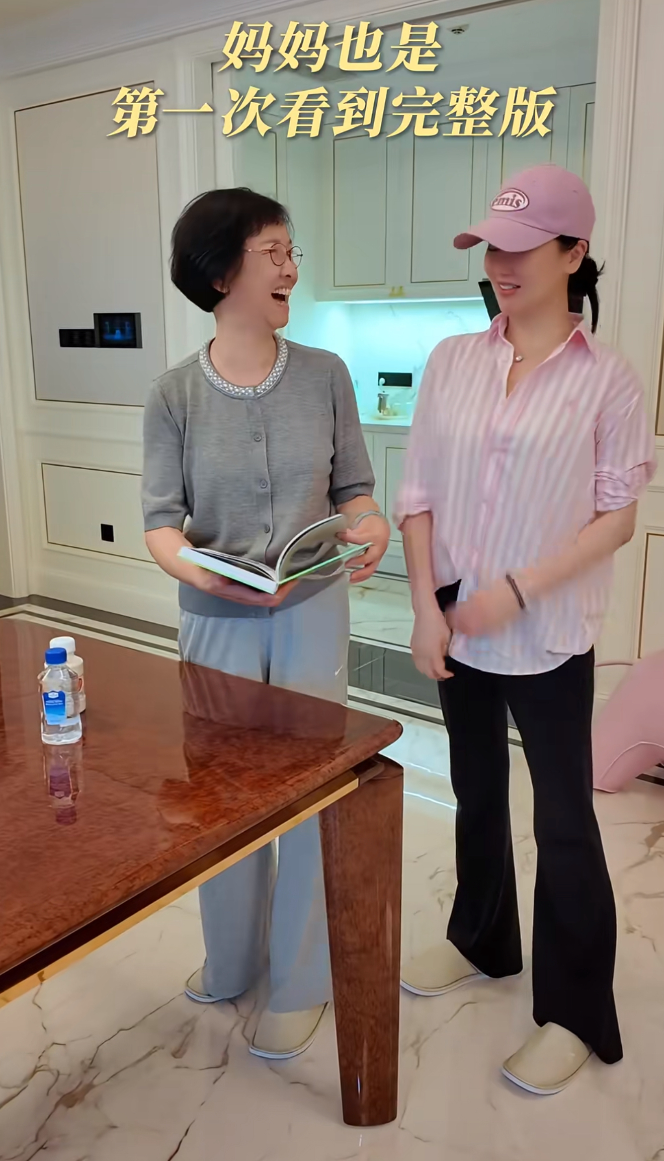 48岁左小青回长沙看父母！二老都是高知，左父帅气左母儒雅又气质