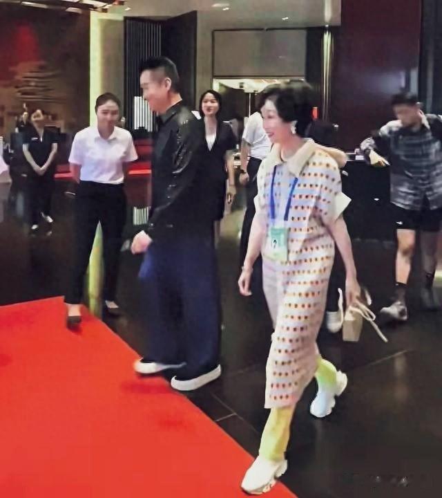 68岁阎维文妻子骨瘦如柴，与丈夫同框竟被误认是两代人！