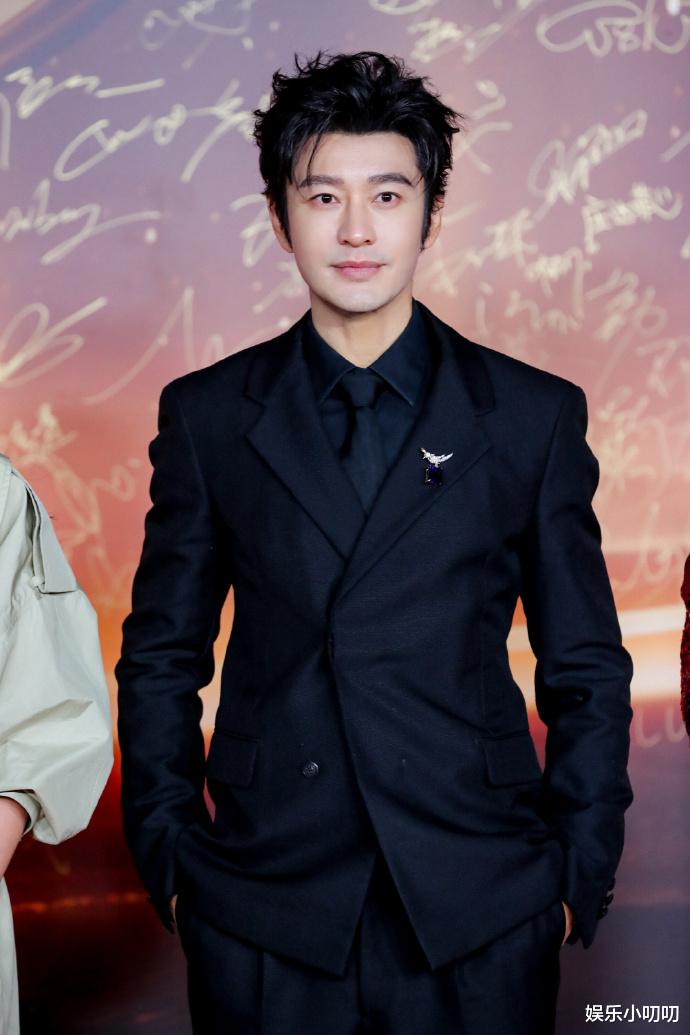 黄晓明晒抽象聚餐照，10个黄晓明5个赵丽颖，毫无违和感