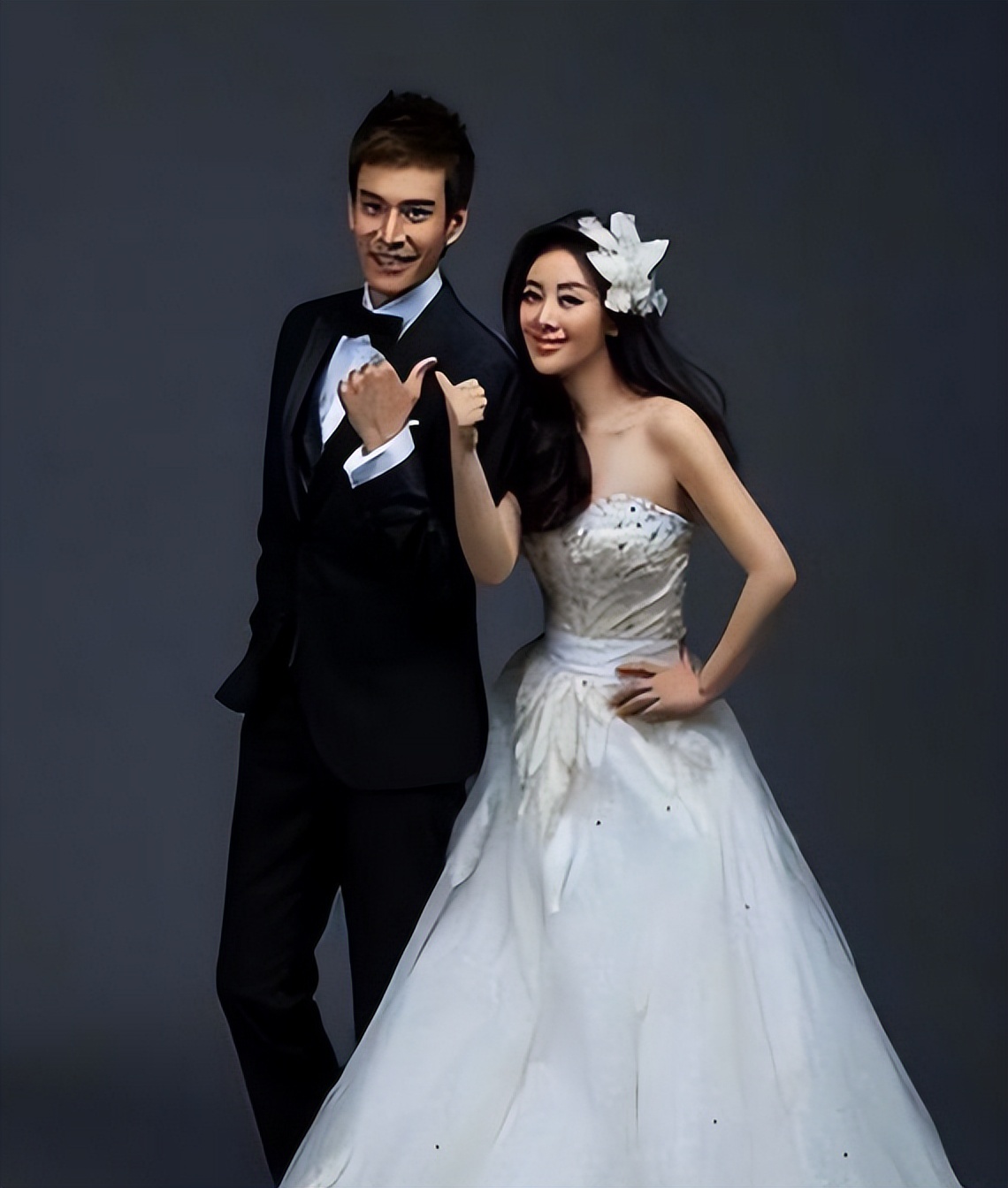 经超夫妇现身机场,小李琳素颜憔悴眼神木讷,被嘲似在“更年期”