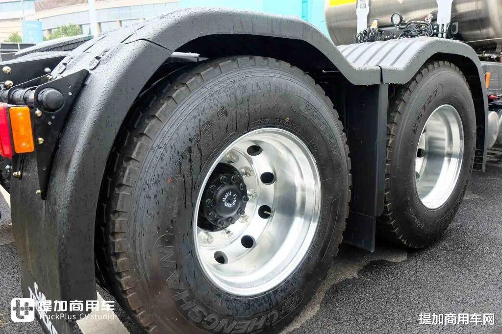 630匹大马力！康明斯一体化动力链加持，联合重卡金凤凰天然气牵引车实拍！