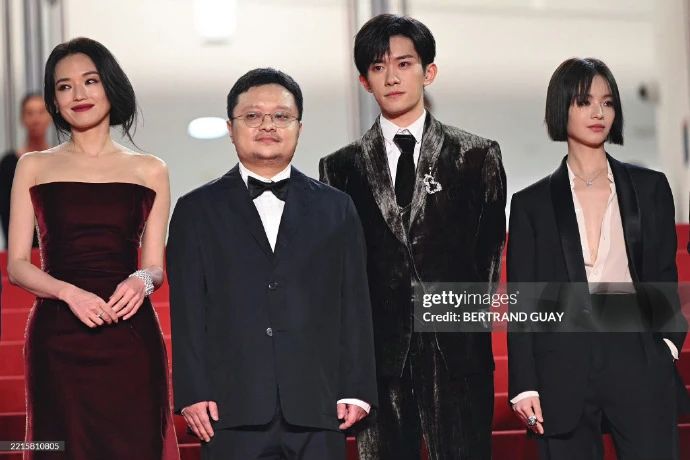 易烊千玺戛纳震撼全球！外媒狂赞东方风暴，中国电影完成国际突围