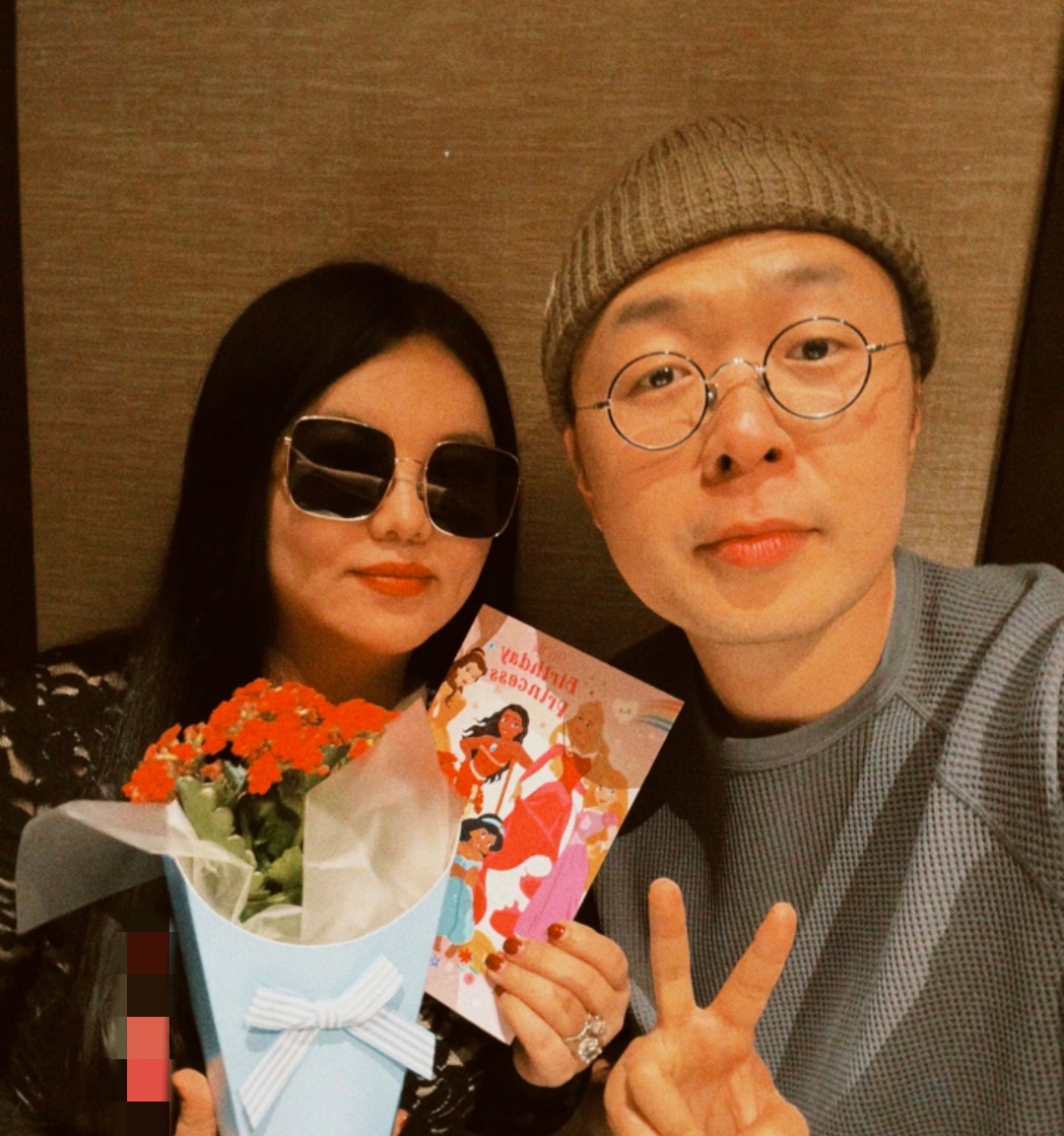 杜海涛李湘英国聚餐，海涛送王诗龄贺卡庆生 ，李湘大肚腩比他还胖