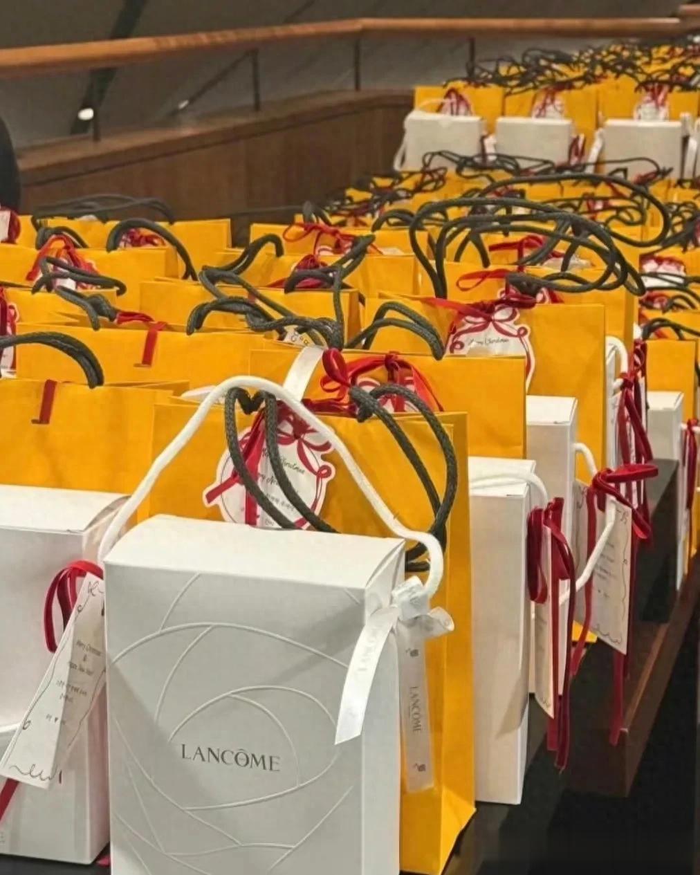 金宇彬申敏儿婚礼照曝光,穿21W高定婚纱,照片还被网友以为是AI