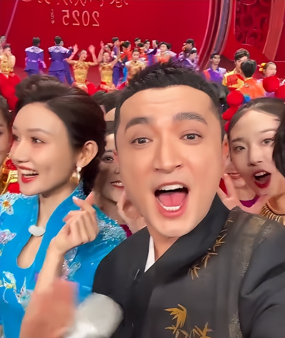 离春节不到俩月，尼格买提90秒获奖感言先火了，难怪主持11届春晚