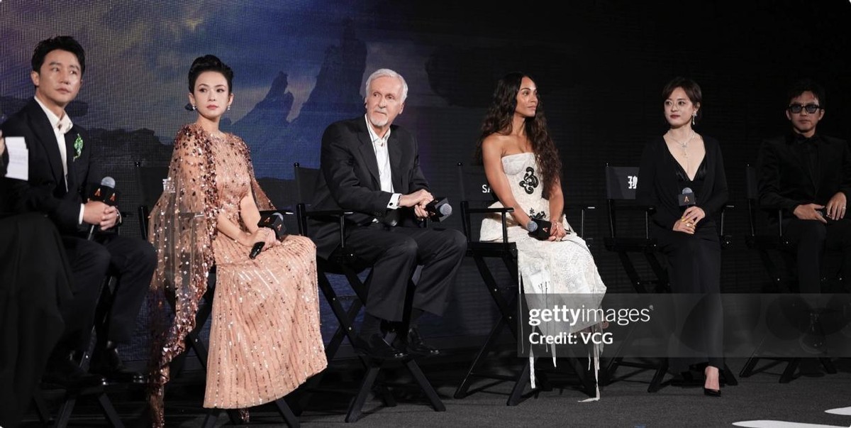 别笑章子怡“献媚”，她那套顶级人情世故，才是娱乐圈的生存教科书