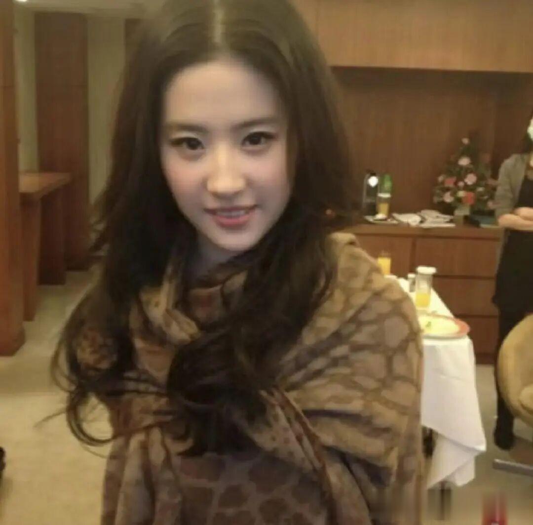 刘亦菲清新大方