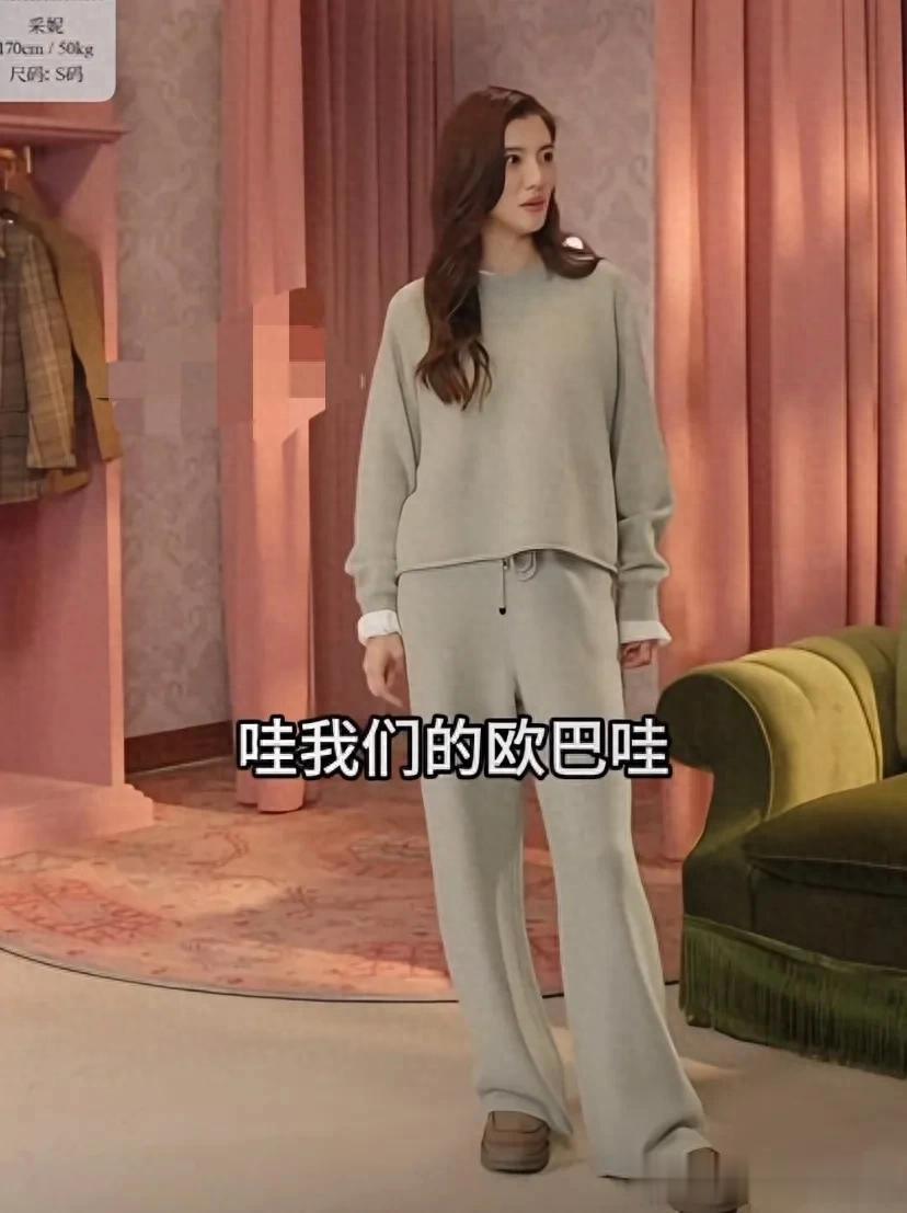 施伯雄凌晨探班吴千语,助阵她直播带货,两人直播间秀恩爱好甜蜜