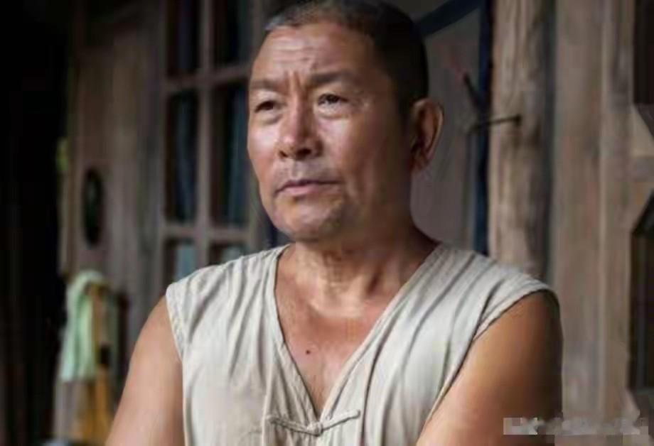 他是国家一级演员,演了半辈子戏,戏外爱妻如命,儿子是他的牵挂