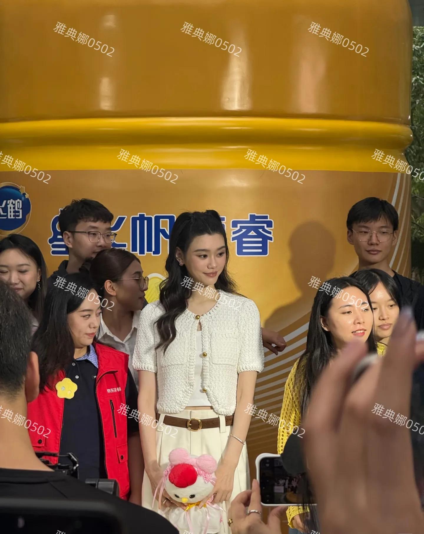 京东总部见到奚梦瑶本人又高又白，但不相信她儿子喝她代言的奶粉