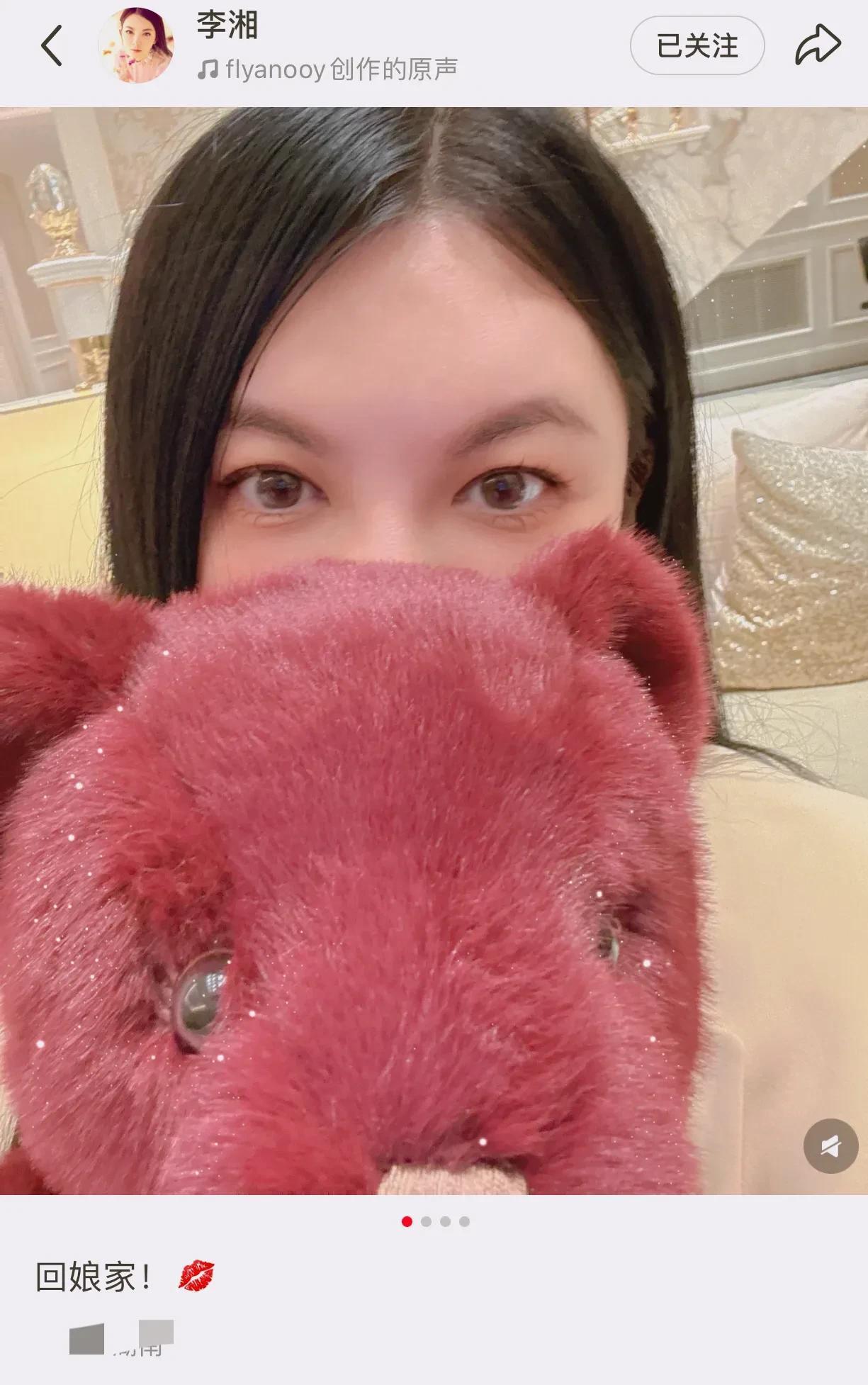 李湘现身长沙机场被偶遇，穿着粉色西服，戴着墨镜，网友：富态！