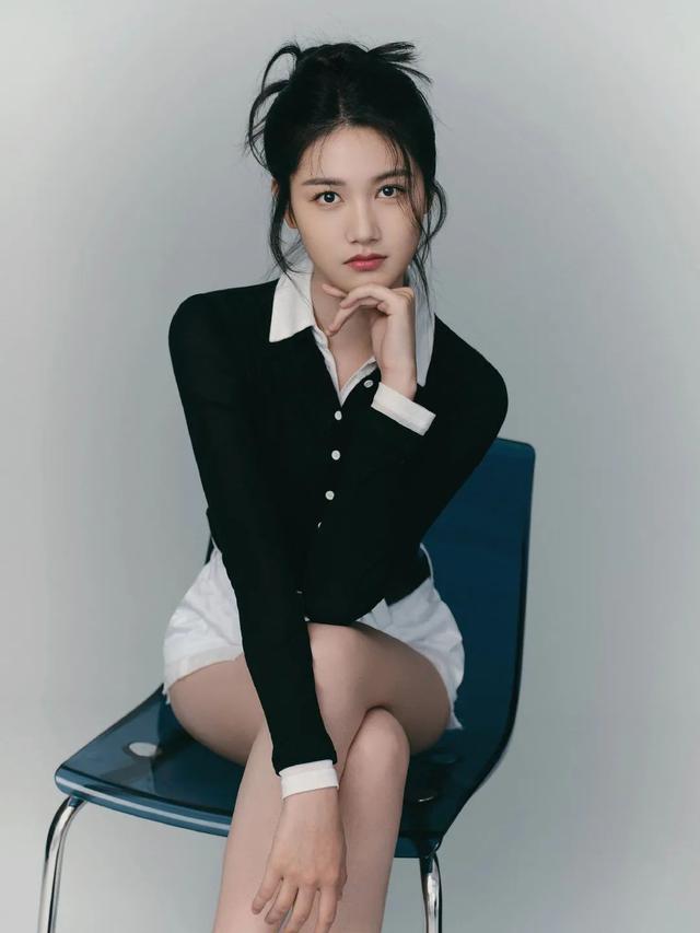 张籽沐，08年生的小童星，17岁超短裤露腰大长腿，太有感觉了！