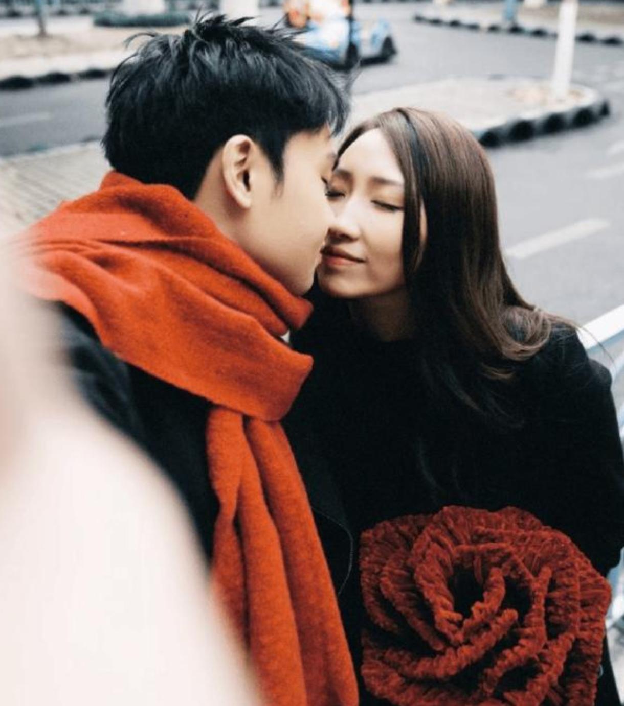 太突然！李晨官宣结婚，夫妻合照曝光，全网恭喜，终于等到这一天